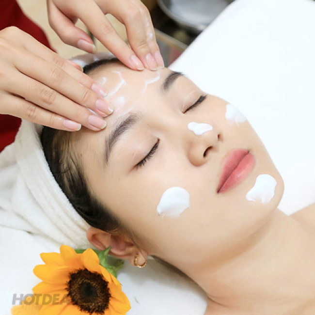 Kỹ thuật viên massage mặt tại Mộc Nhiên